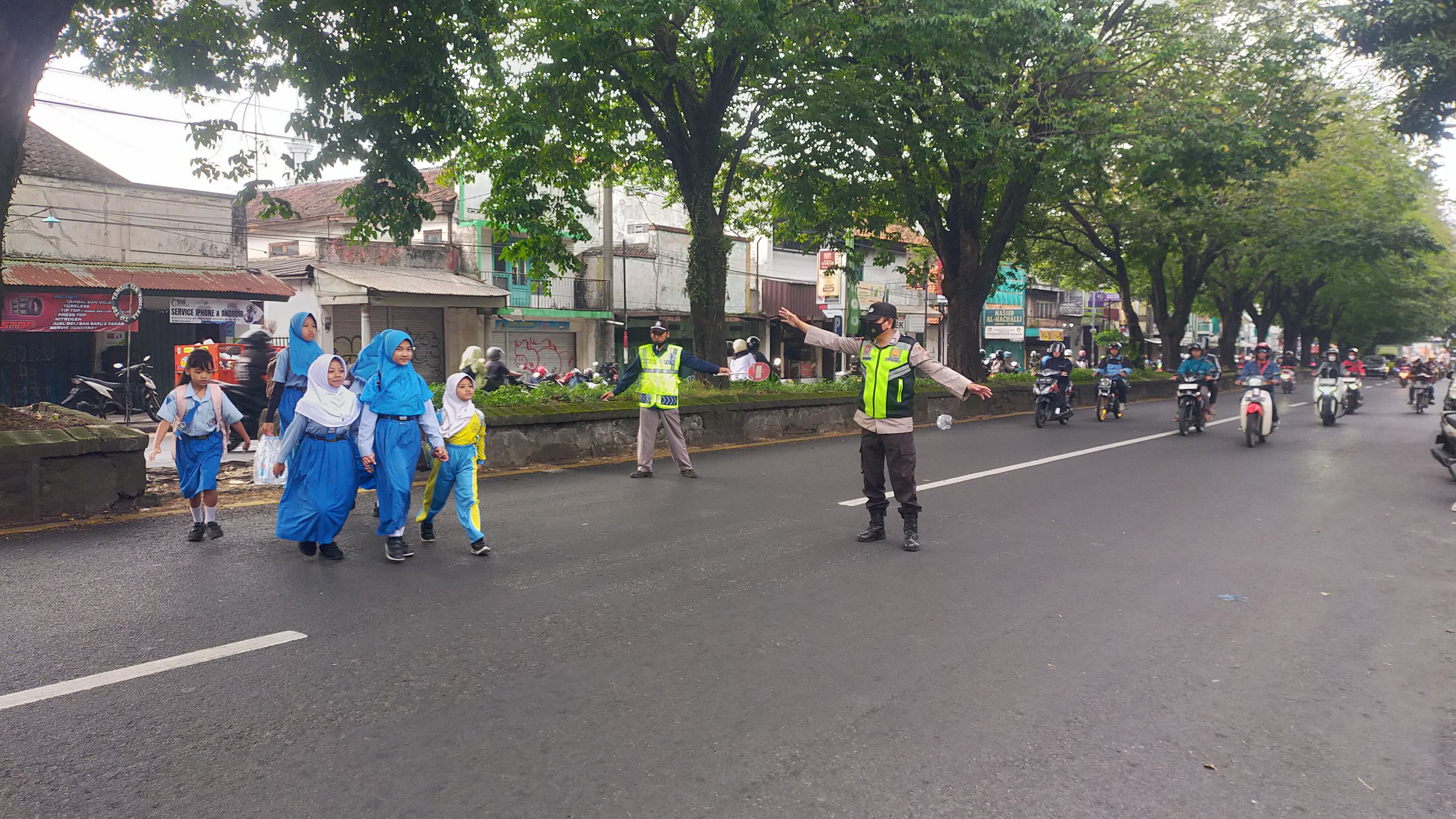 Polres Malang Perkuat Patroli Pagi Demi Keamanan Pelajar Berangkat Sekolah