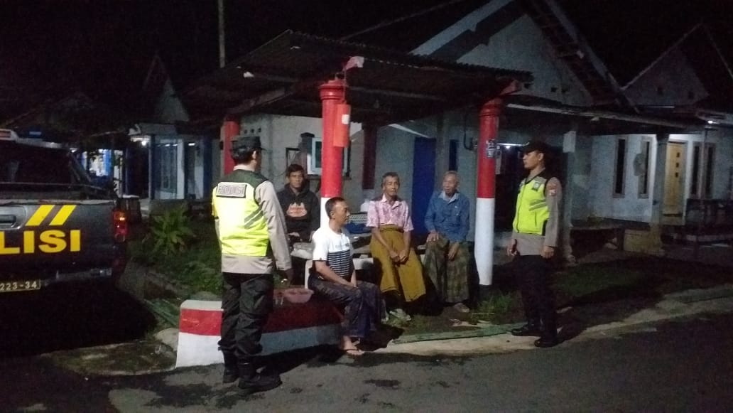 Polisi di Malang Patroli Permukiman, Sampaikan Imbauan Kamtibmas ke Warga