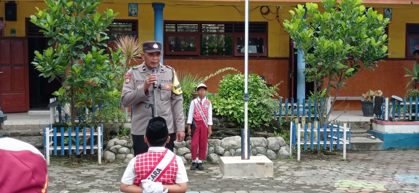 Polres Malang Beri Pembinaan Disiplin Lewat Upacara di SDN Mendalanwangi