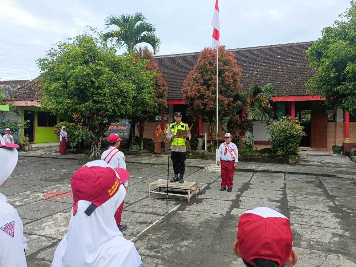 Polisi Tanamkan Disiplin Sejak Dini Lewat Pembinaan Upacara di SD Pagak Malang