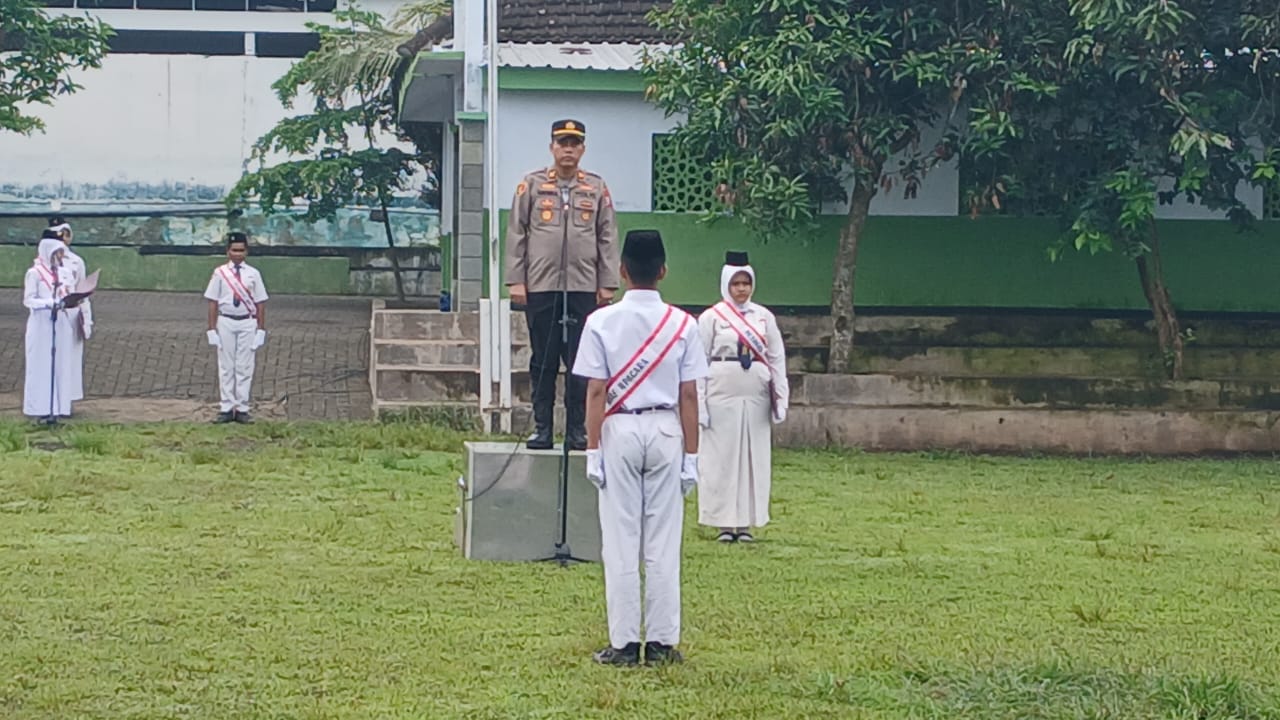 Bhabinkamtibmas Polres Malang Beri Pembinaan Pelajar Lewat Upacara di SMP Sumberpucung