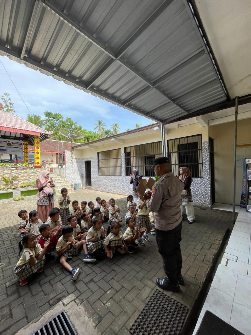 Polres Malang Kenalkan Polisi dan Disiplin Sejak Dini Lewat Kunjungan TK ke Polsek