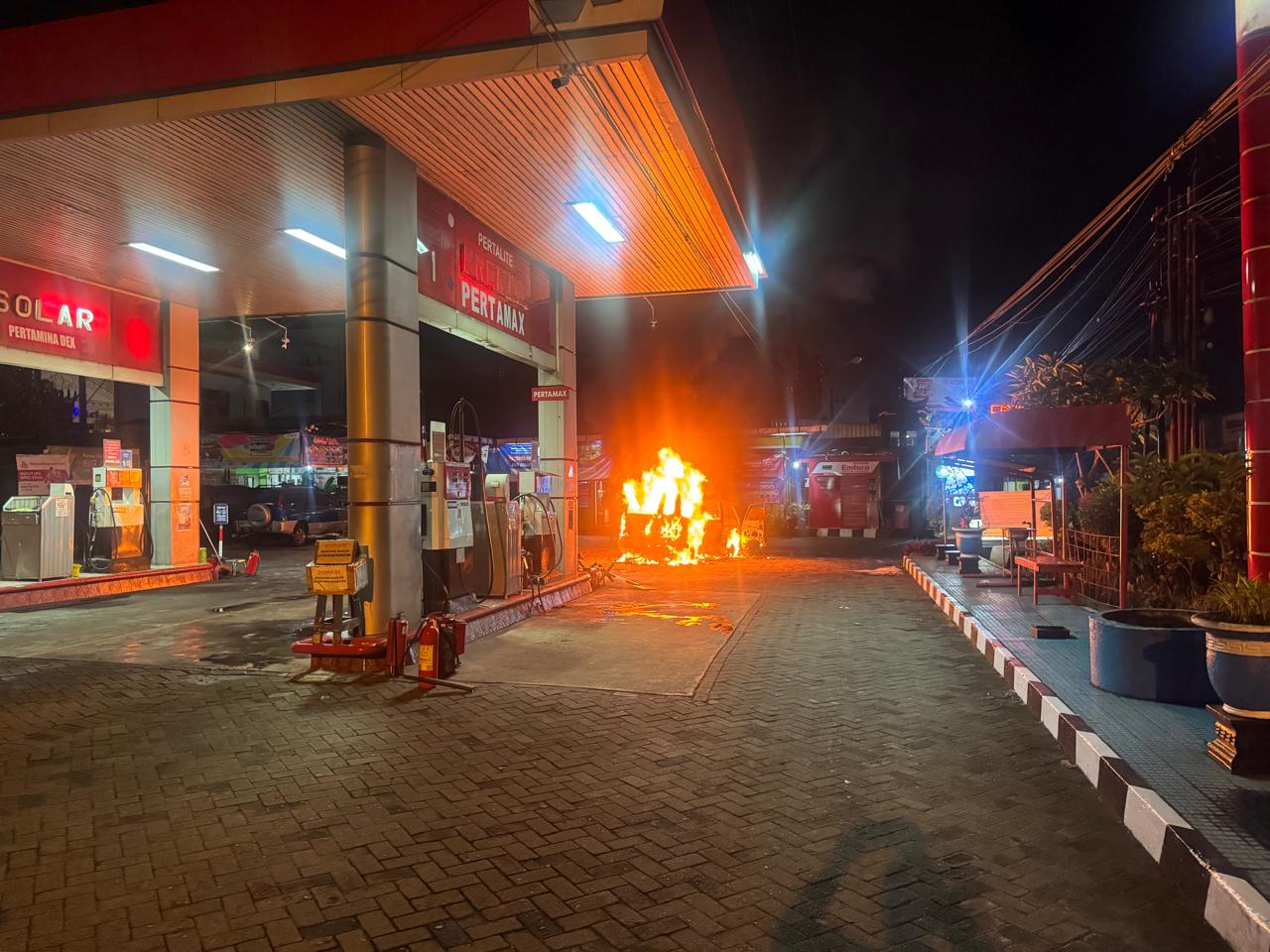 Polisi Evakuasi Mobil Terbakar Saat Isi BBM di SPBU Kepanjen, Satu Orang Luka