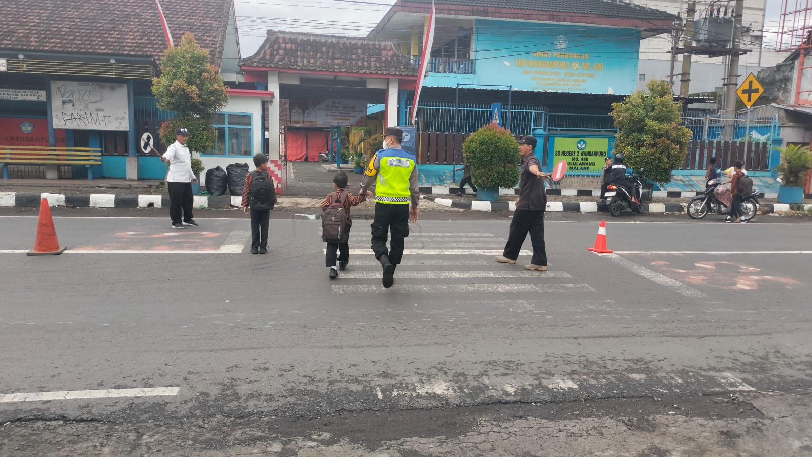Polisi di Malang Turun Pagi Hari, Kawal dan Bantu Keselamatan Anak Sekolah