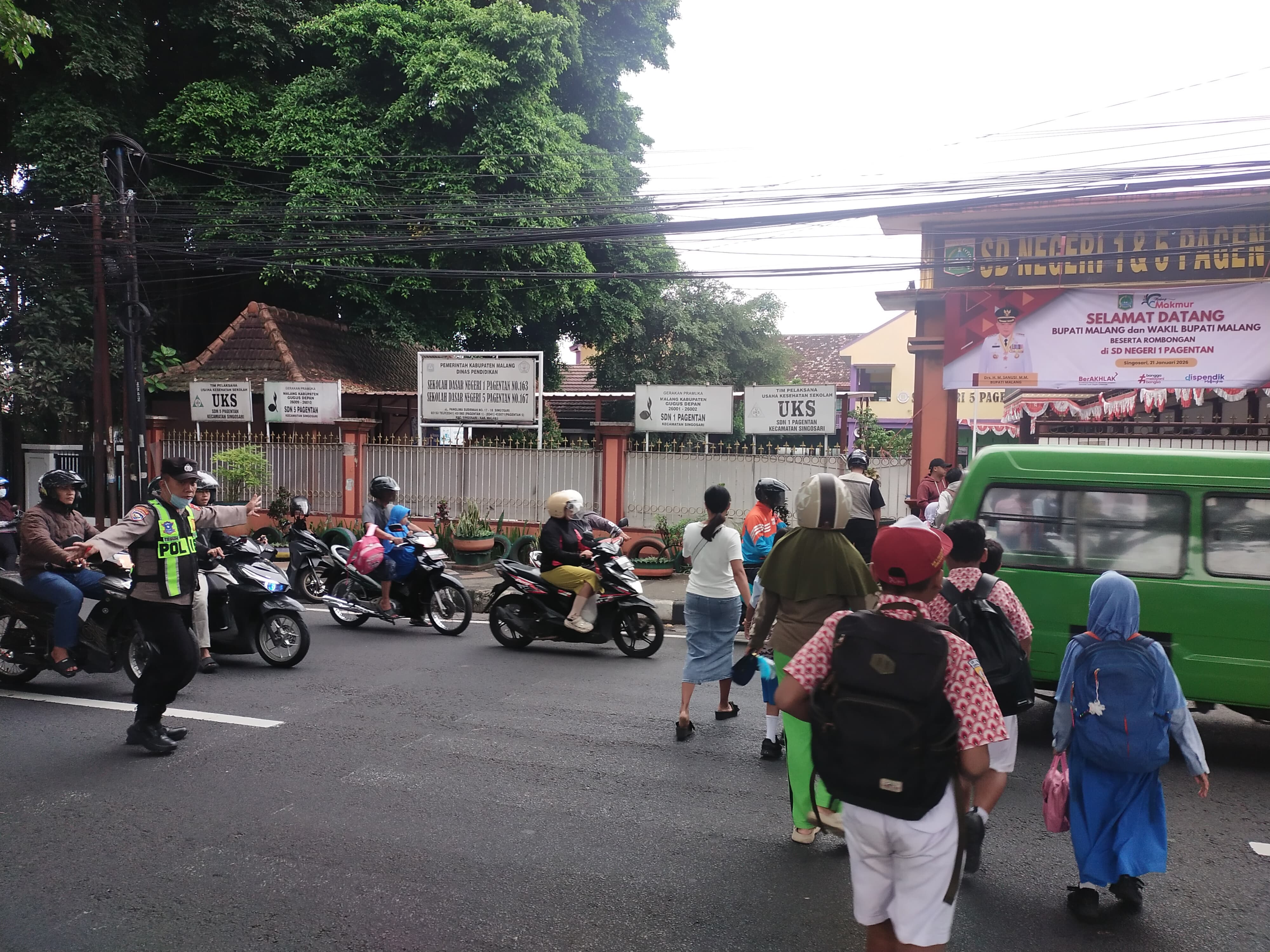 Pagi Hari Turun ke Jalan, Polisi di Malang Bantu Keselamatan Anak Sekolah