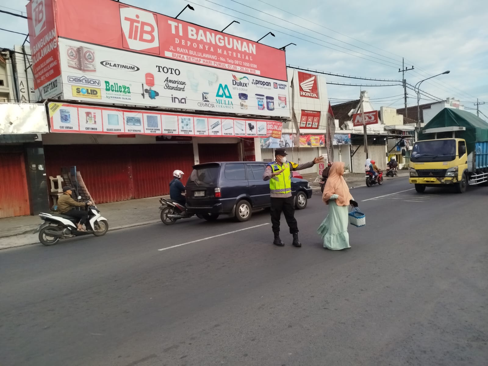 Polisi Hadir Sejak Pagi, Patroli Diperkuat untuk Bantu Aktivitas Warga di Malang