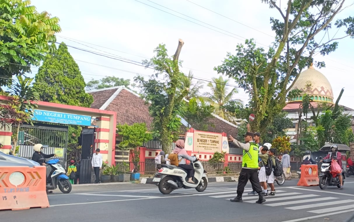 Polisi Hadir Sejak Pagi, Aktivitas Pelajar di Malang Dikawal