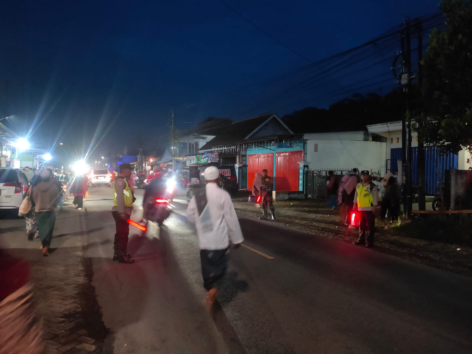 Polres Malang Beri Pengamanan Ibadah Tarawih, Lakukan Pengaturan Lalu Lintas di Depan Masjid