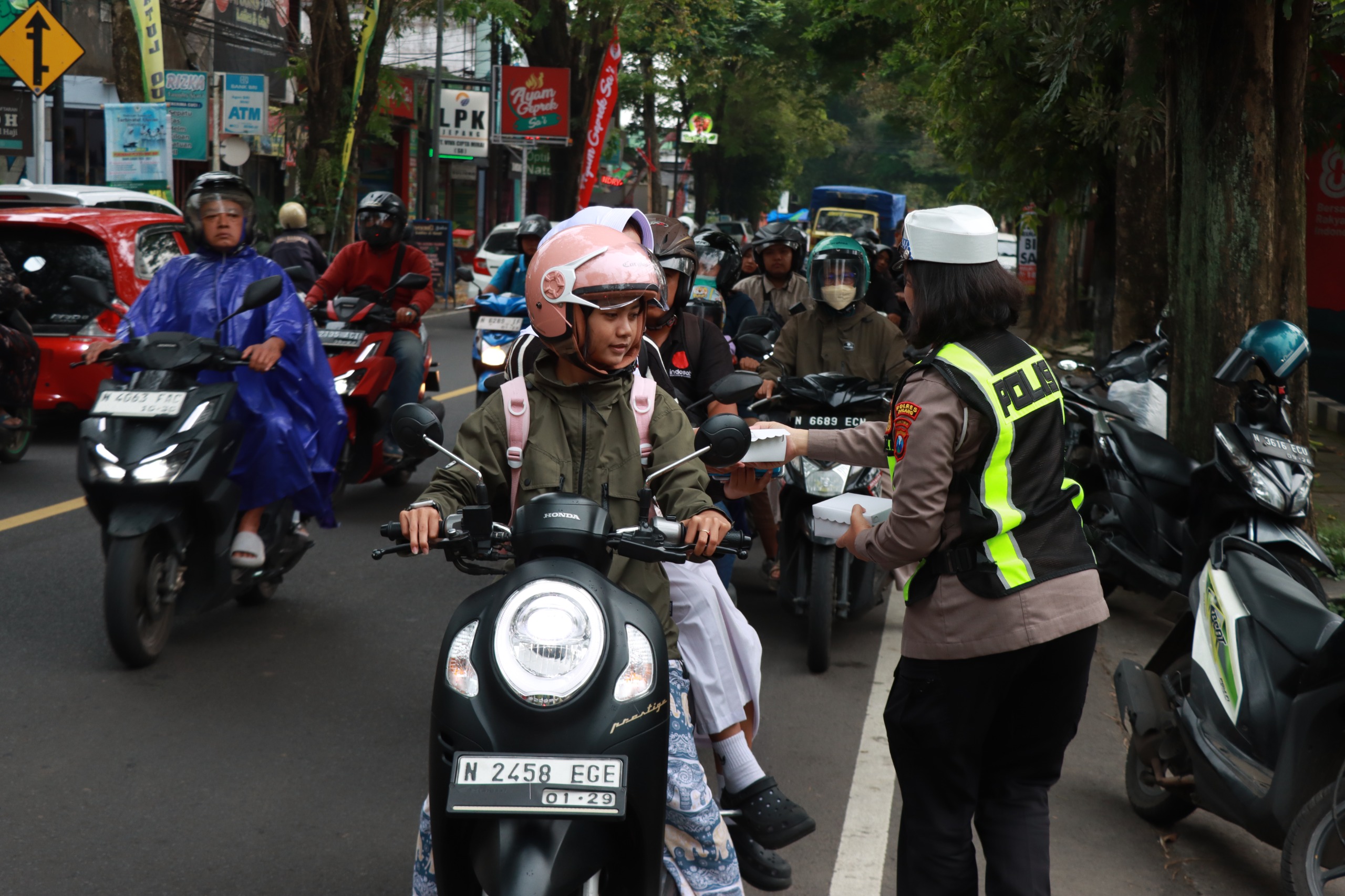Polres Malang Bagikan Ratusan Paket Takjil kepada Pengguna Jalan di Bulan Ramadan