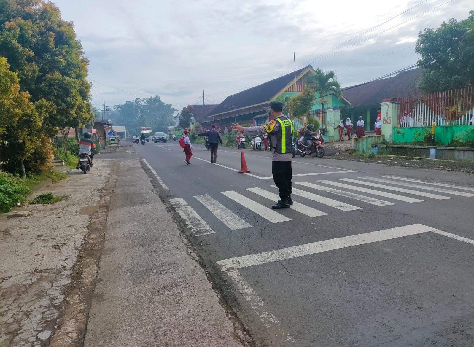 Polres Malang Tingkatkan Patroli Pagi, Bantu Aktivitas Pelajar