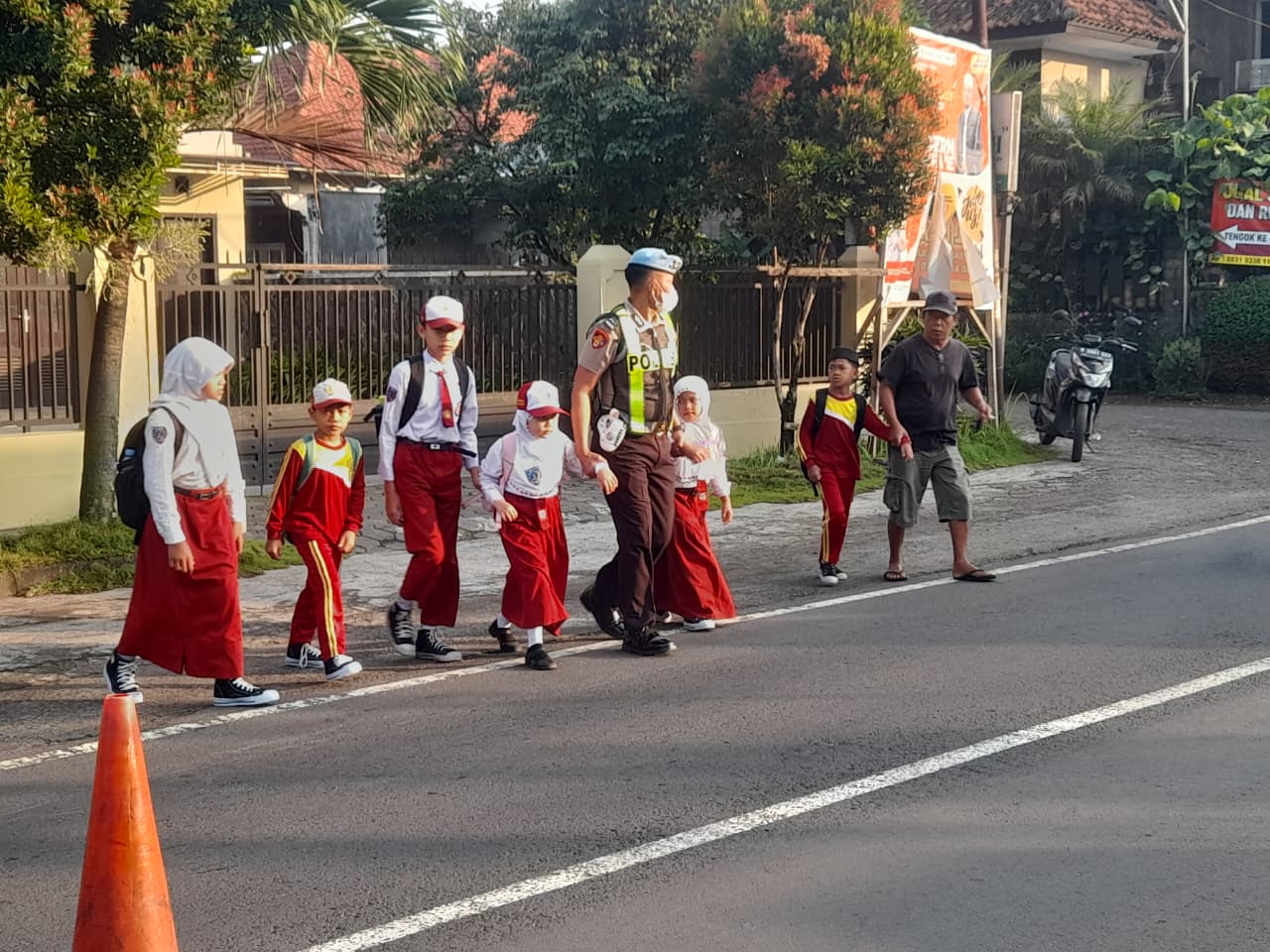 Patroli Pagi Ditingkatkan, Polres Malang Urai Kemacetan dan Jaga Keselamatan Pelajar
