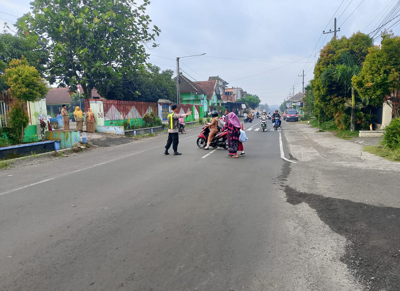 Patroli Pagi Ditingkatkan, Polres Malang Urai Kemacetan dan Utamakan Keselamatan Pelajar