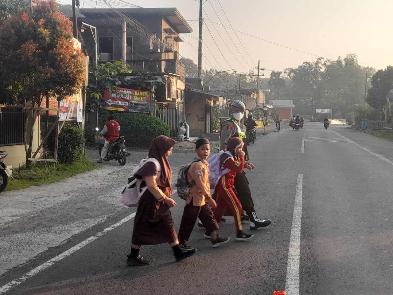 Patroli Pagi Diperkuat, Polres Malang Urai Kemacetan dan Jaga Keselamatan Pelajar