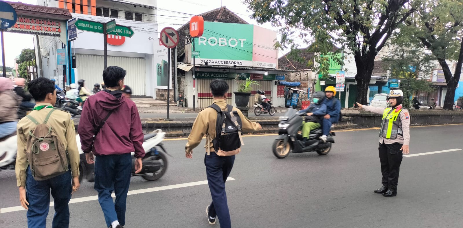 Patroli Pagi Ditingkatkan, Polres Malang Urai Kemacetan dan Prioritaskan Keselamatan Pelajar dan Masyarakat