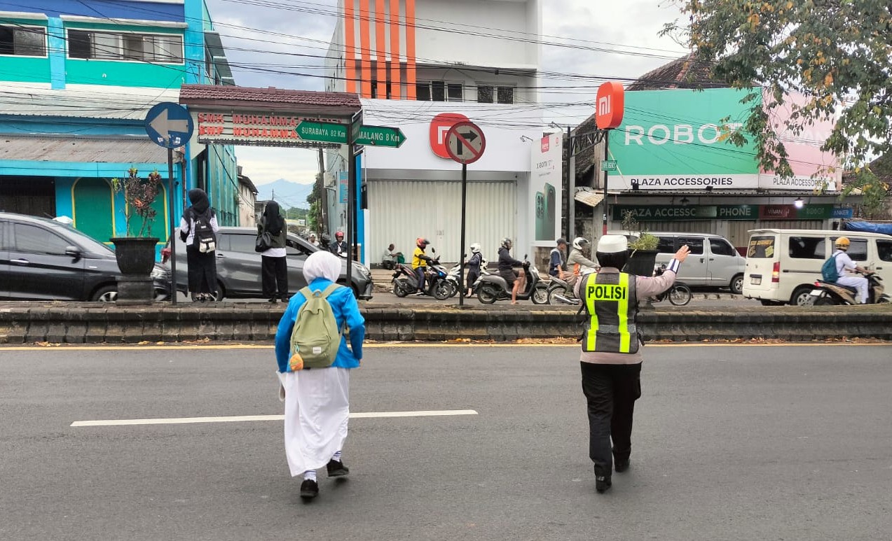 Patroli Pagi Digenjot, Polisi Urai Kemacetan dan Jaga Keselamatan Pelajar serta Masyarakat