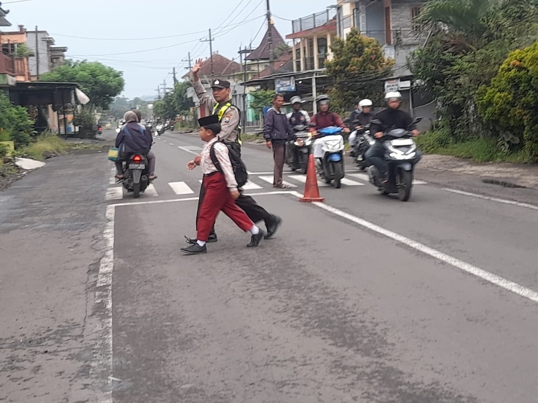 Polisi Siaga di Jam Berangkat Sekolah, Keselamatan Pelajar Jadi Prioritas