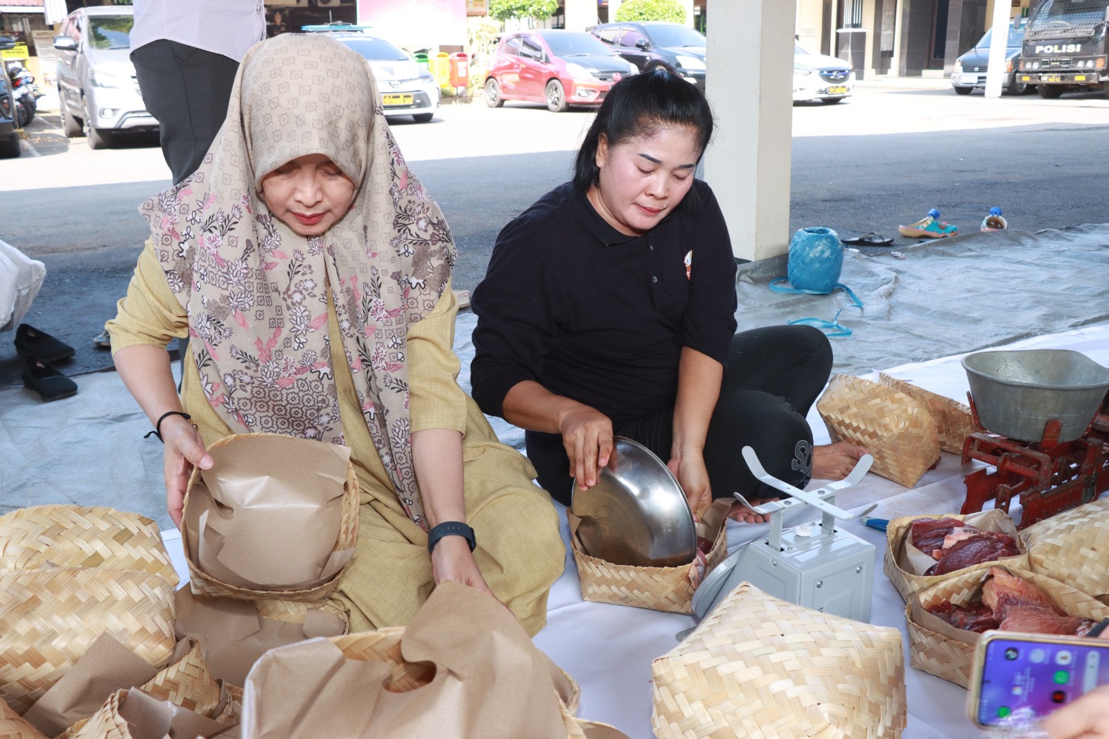 Polres Malang Gunakan Besek Bambu untuk Daging Kurban, Kurangi Sampah Plastik Saat Iduladha