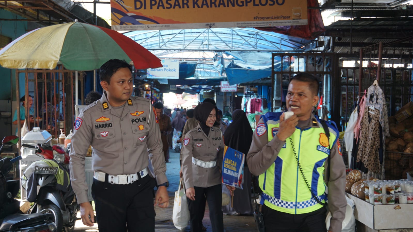 Gandeng Polda Jatim, Satlantas Polres Malang Edukasi Keselamatan Berkendara di Pasar Karangploso