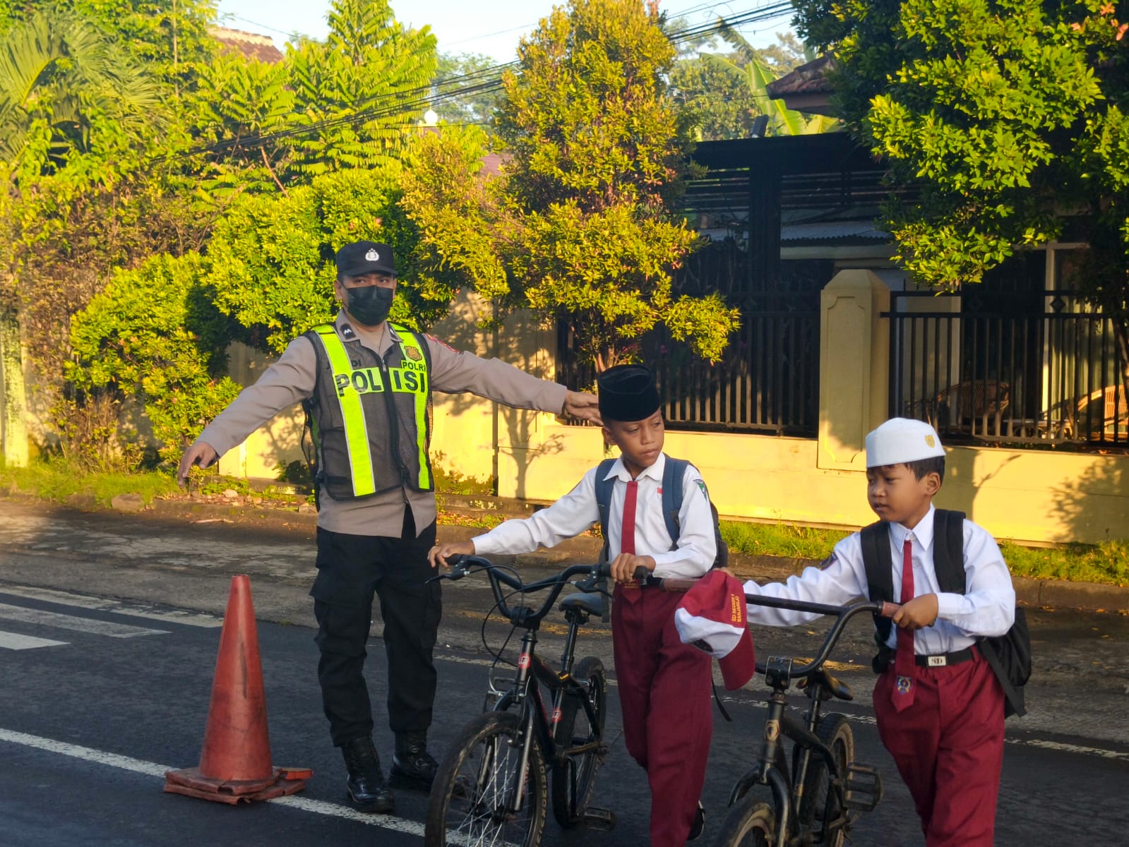 Polres Malang Hadir di Jam Sibuk Pagi, Kawal Keselamatan Pelajar ke Sekolah
