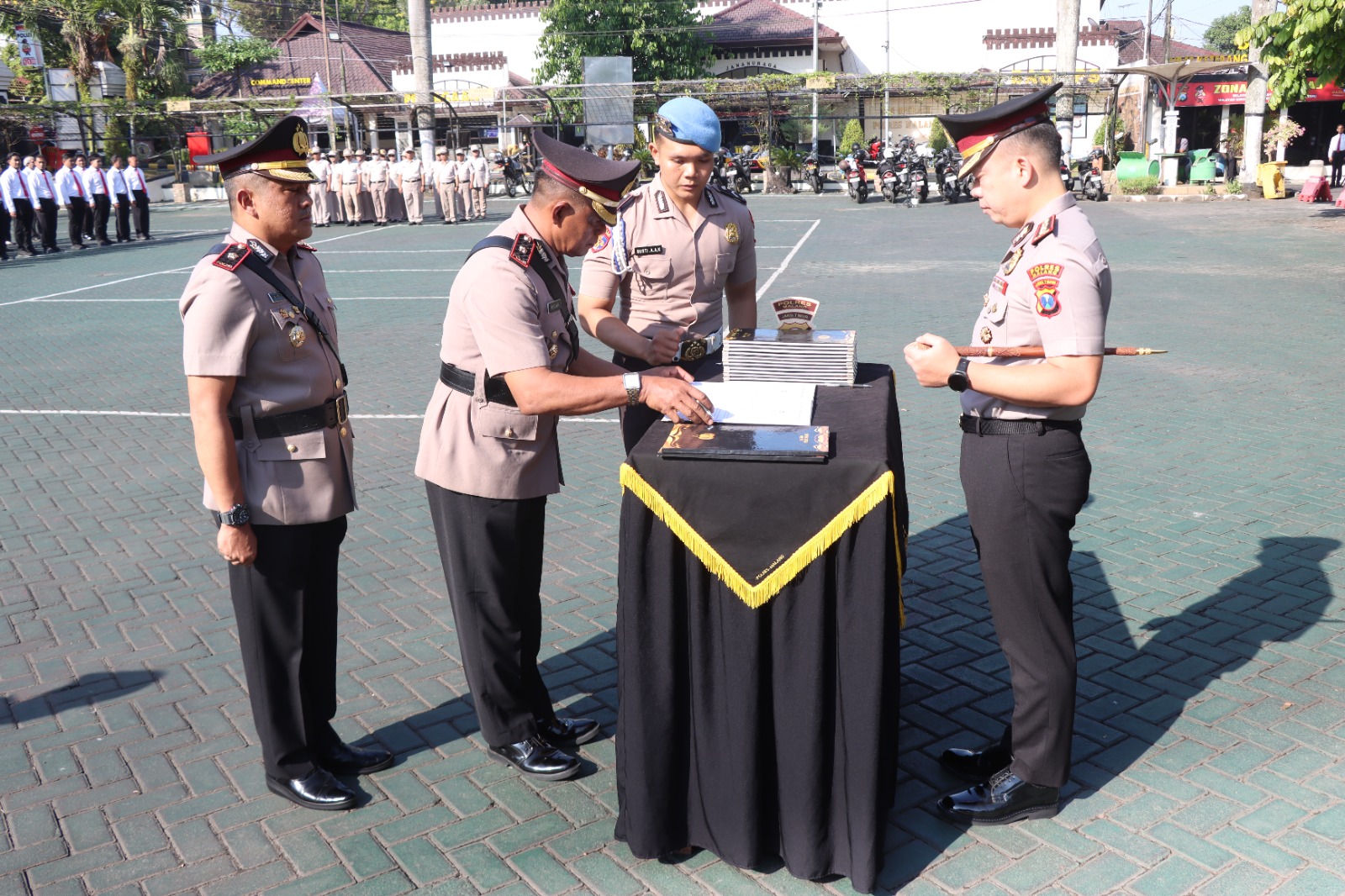 Kapolres Malang Pimpin Sertijab Wakapolres dan Sejumlah Pejabat Utama, Tekankan Profesionalisme Pelayanan