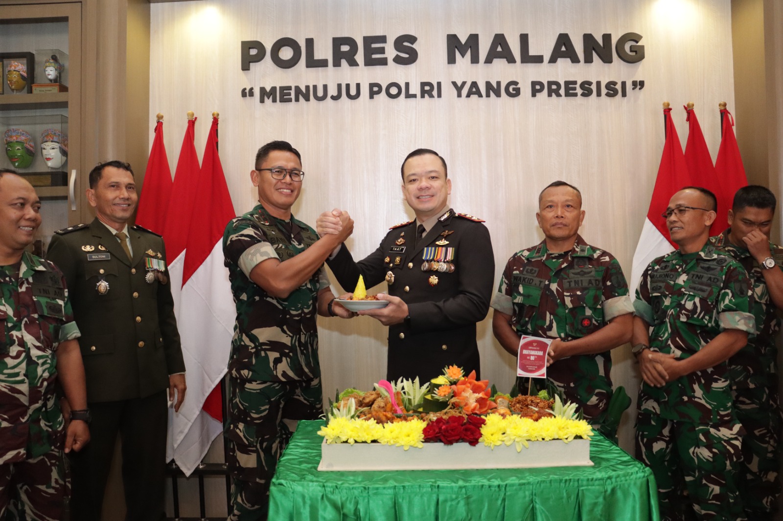 Momen Hari Bhayangkara ke-80, Forkopimda Malang Serahkan Tumpeng ke Polres Malang