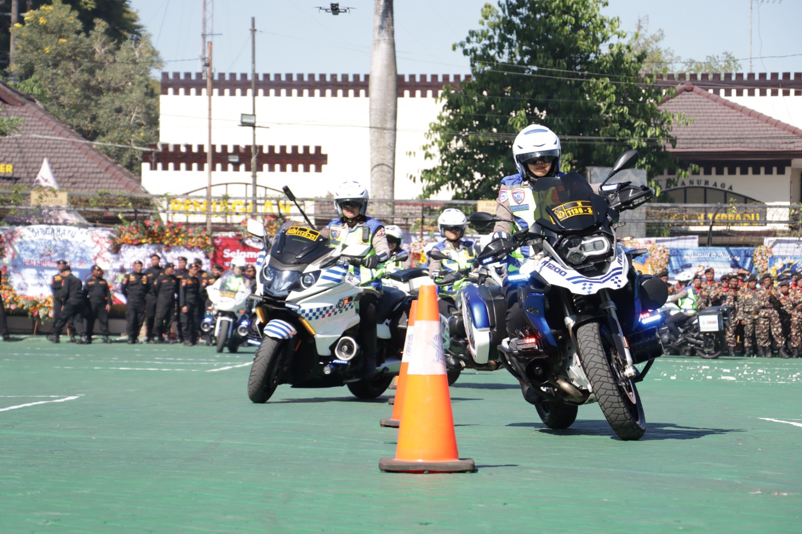 Atraksi 'Srikandi' Polwan Polres Malang Curi Perhatian di Hari Bhayangkara ke-80