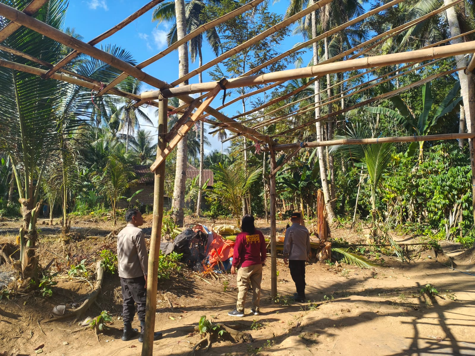 Polisi Bongkar dan Bakar Arena Diduga Sabung Ayam di Gedangan Malang