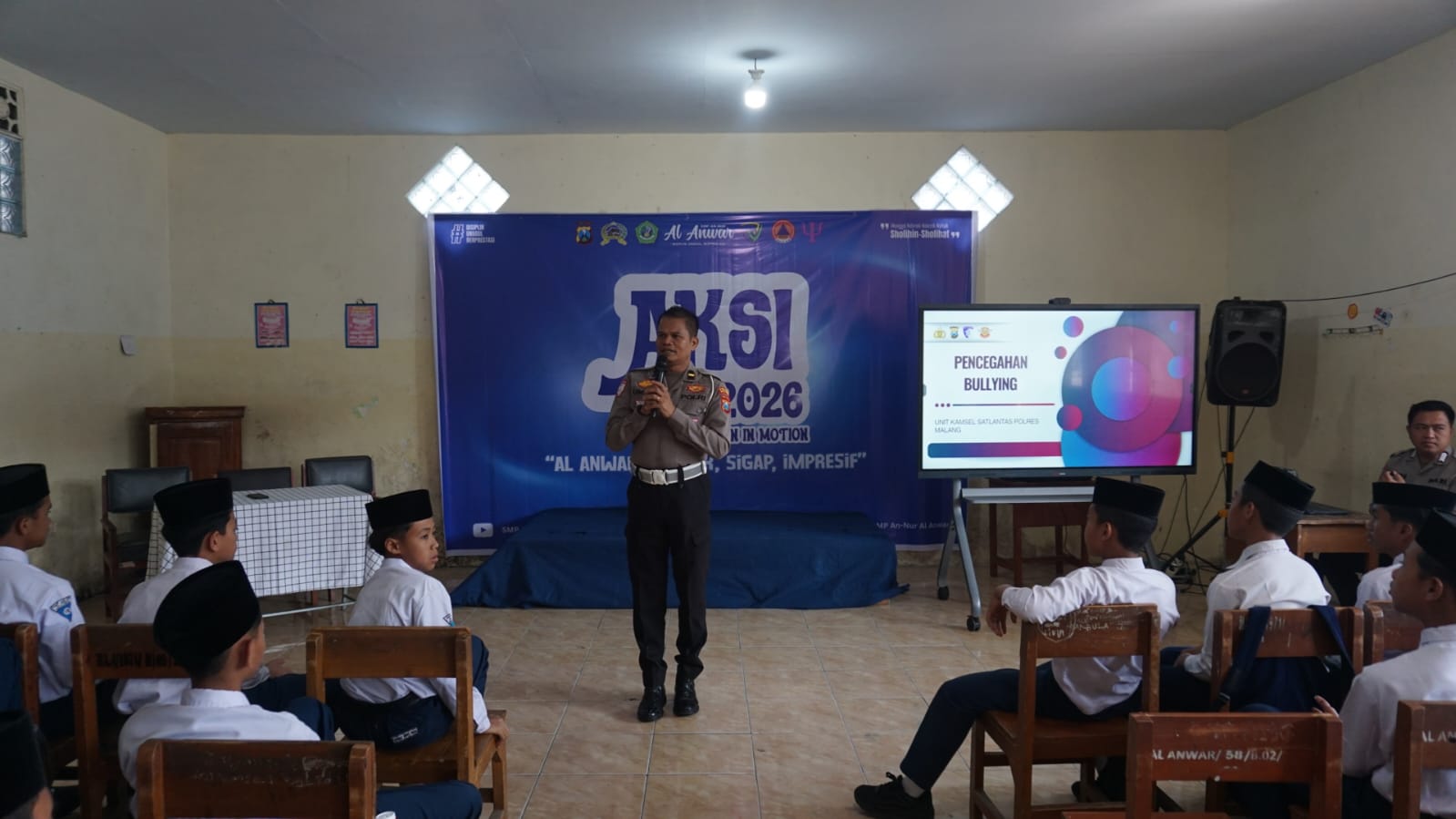 Polisi Sambangi Sekolah Saat MPLS, Bekali Pelajar Keselamatan Berlalu Lintas di Malang