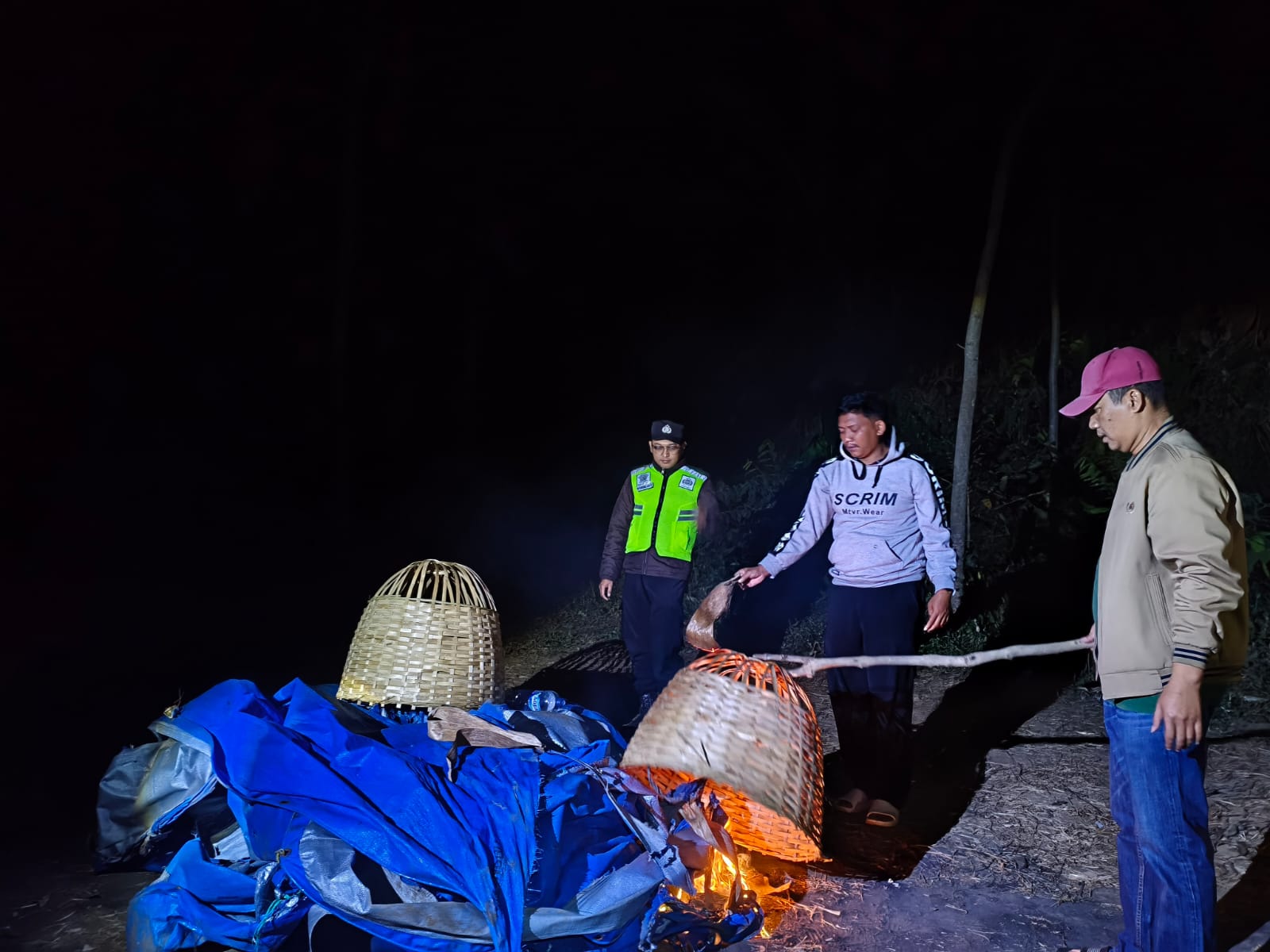 Polisi Bongkar dan Bakar Sarana Diduga Arena Judi Sabung Ayam di Singosari