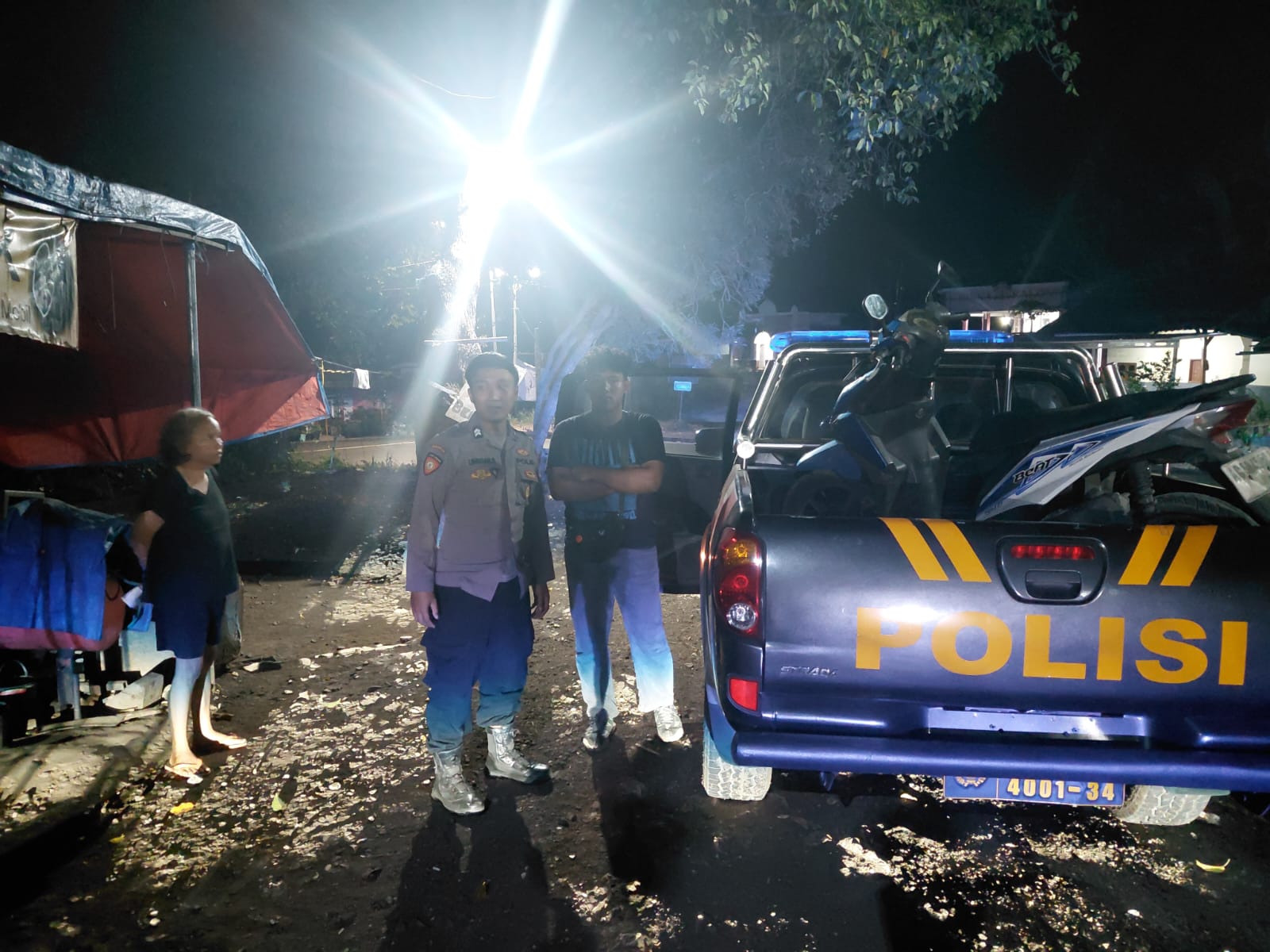 Motor Bocor Dini Hari, Warga Lapor 110 Polres Malang Langsung Dapat Bantuan