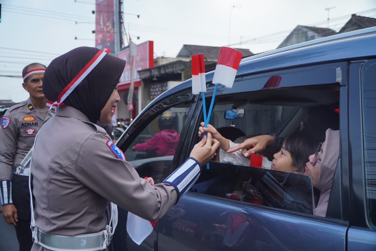 Semarak HUT RI, Polisi Pasang Bendera Merah Putih di Kendaraan Warga Malang