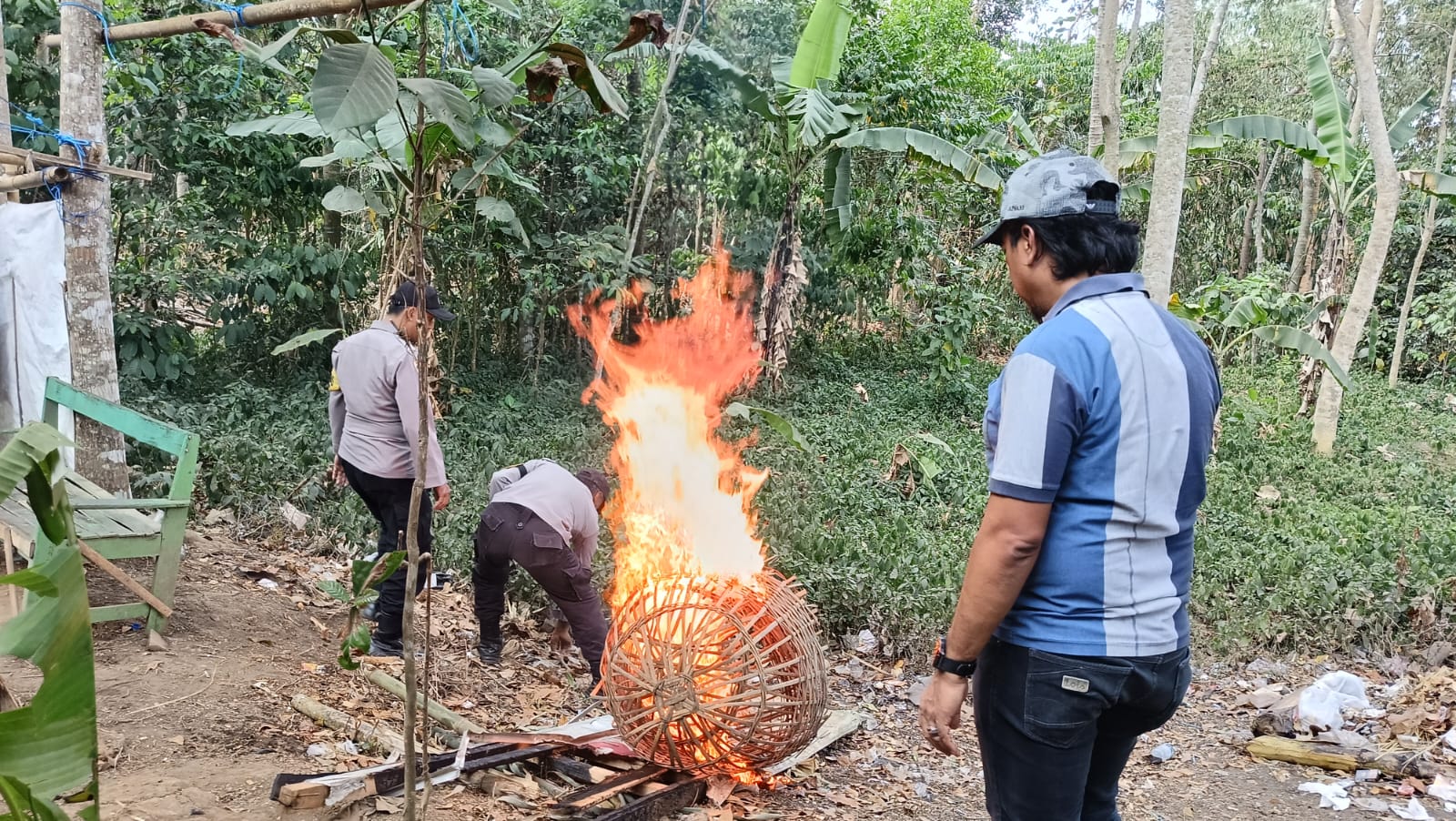 Respon Laporan 110, Polres Malang Musnahkan Arena Diduga Sabung Ayam di Sumberpucung