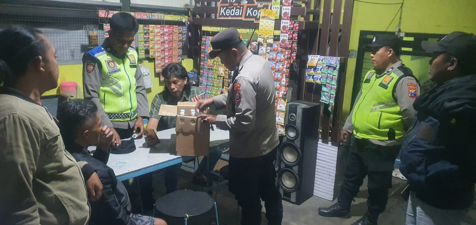 Polisi Sita 12 Botol Arak Bali dari Toko Sembako di Tajinan Malang