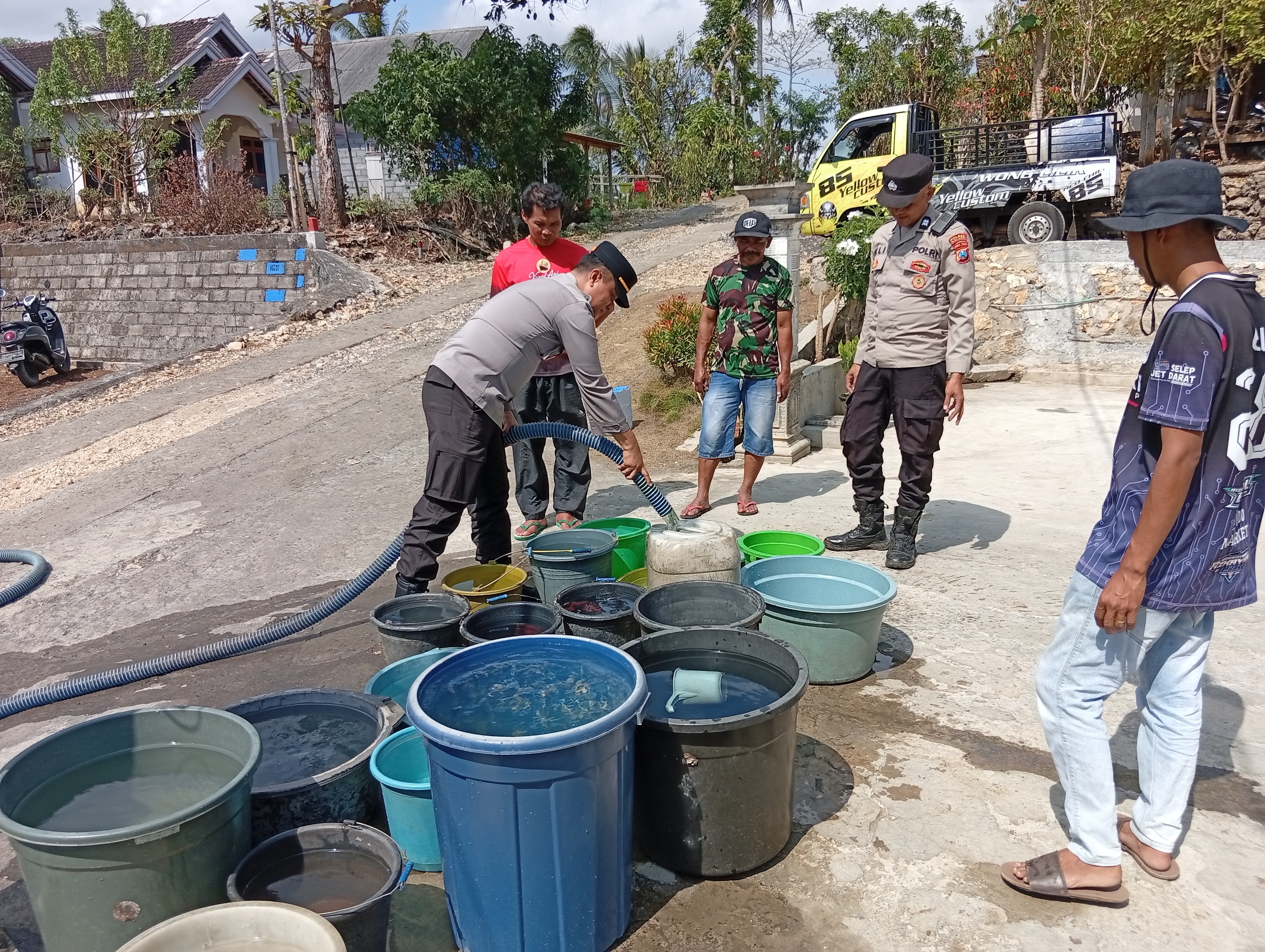 Polres Malang Salurkan 4.000 Liter Air Bersih ke Warga Terdampak Kekeringan