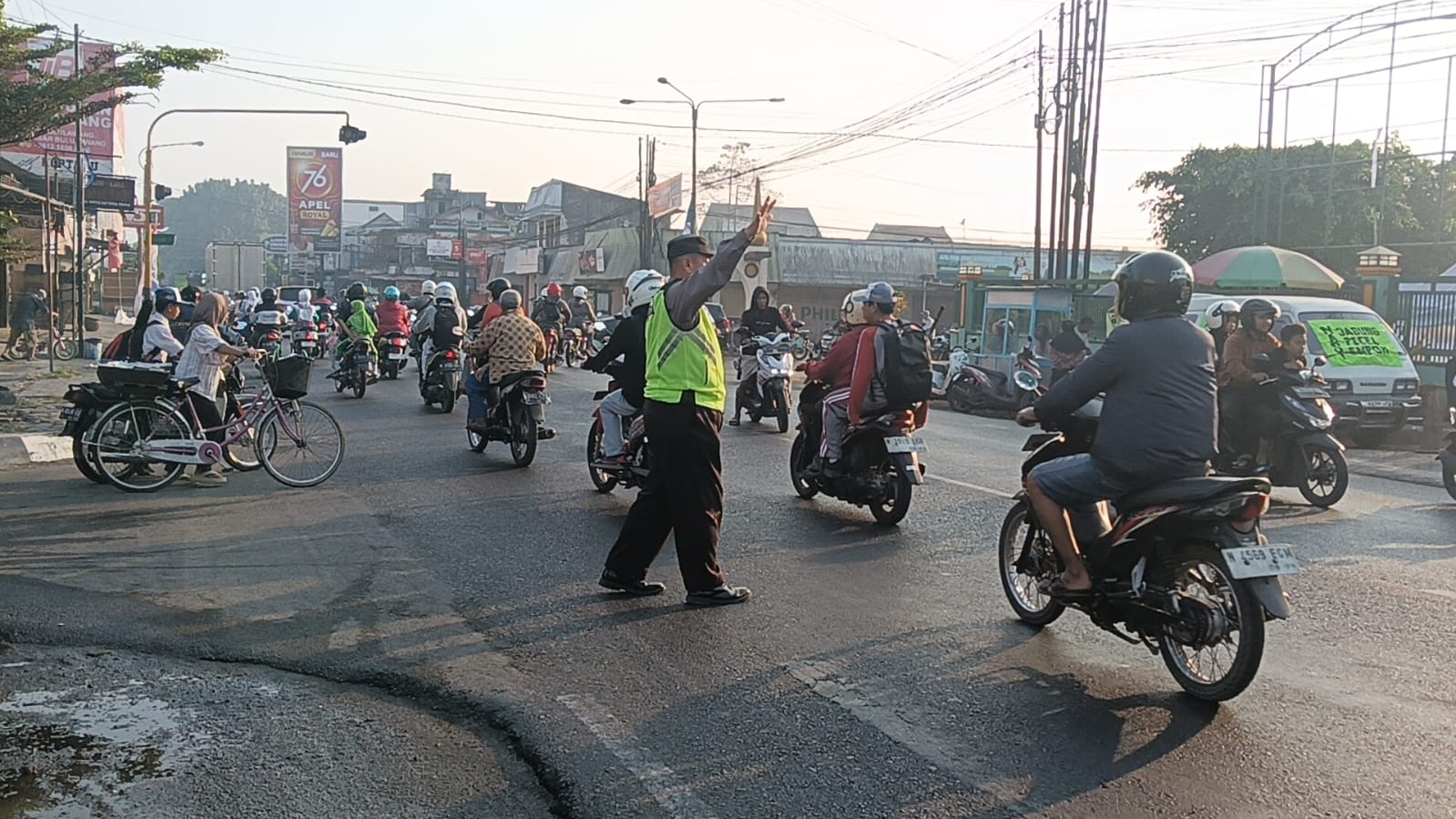 Patroli Pagi Polres Malang Bantu Pengendara, Arus Lalu Lintas Dijaga
