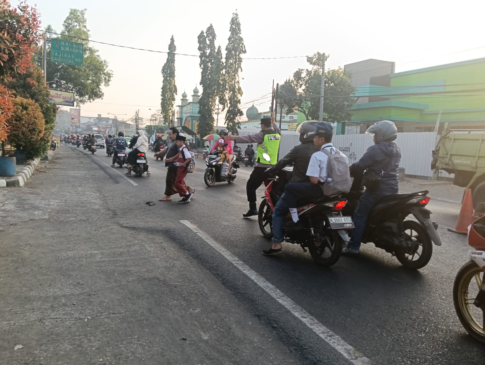 Pagi Hari, Polisi Malang Turun ke Jalan Bantu Pengendara