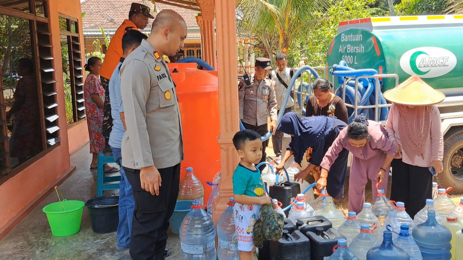 Warga Kalipare Kesulitan Air, Polres Malang-BPBD Salurkan 5.000 Liter