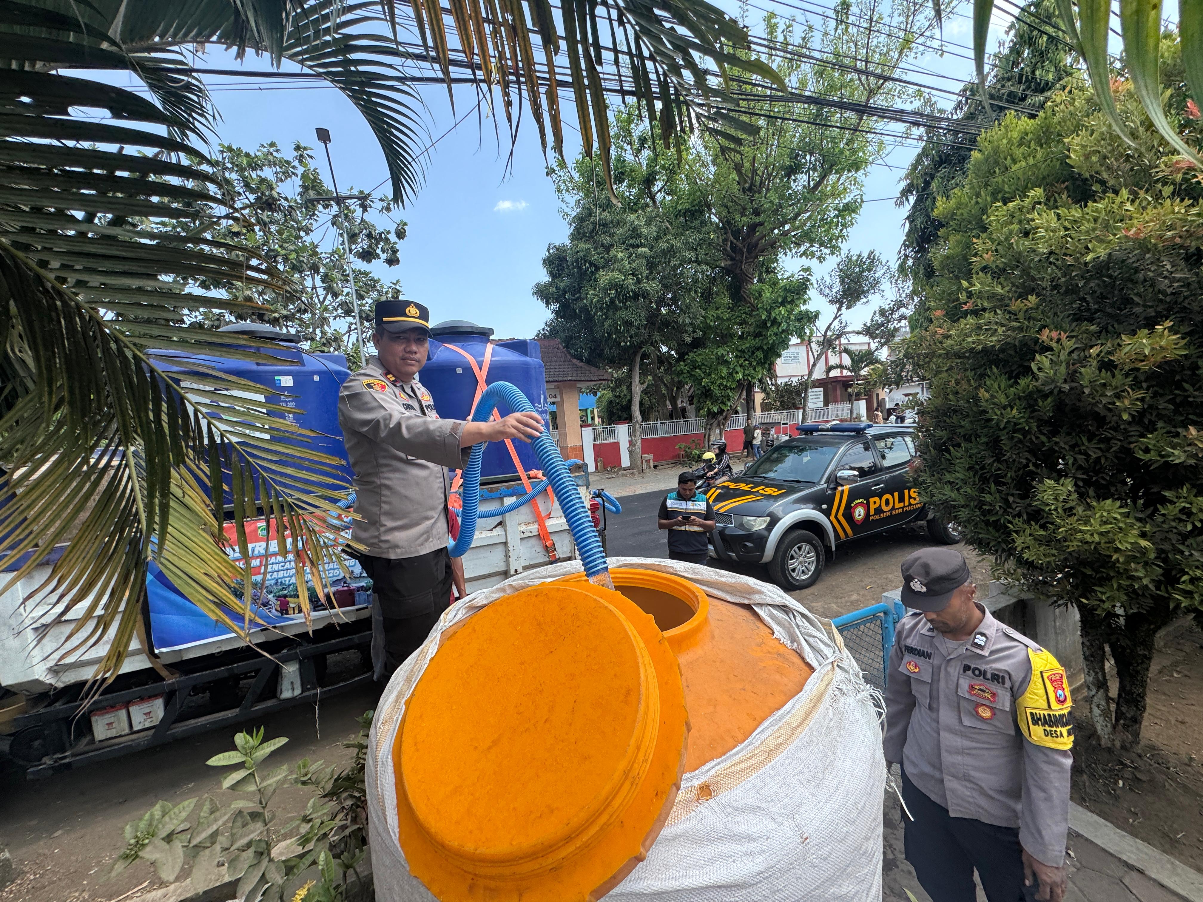Polres Malang Kawal Distribusi Air Bersih ke Warga Sumberpucung yang Terdampak Kekeringan
