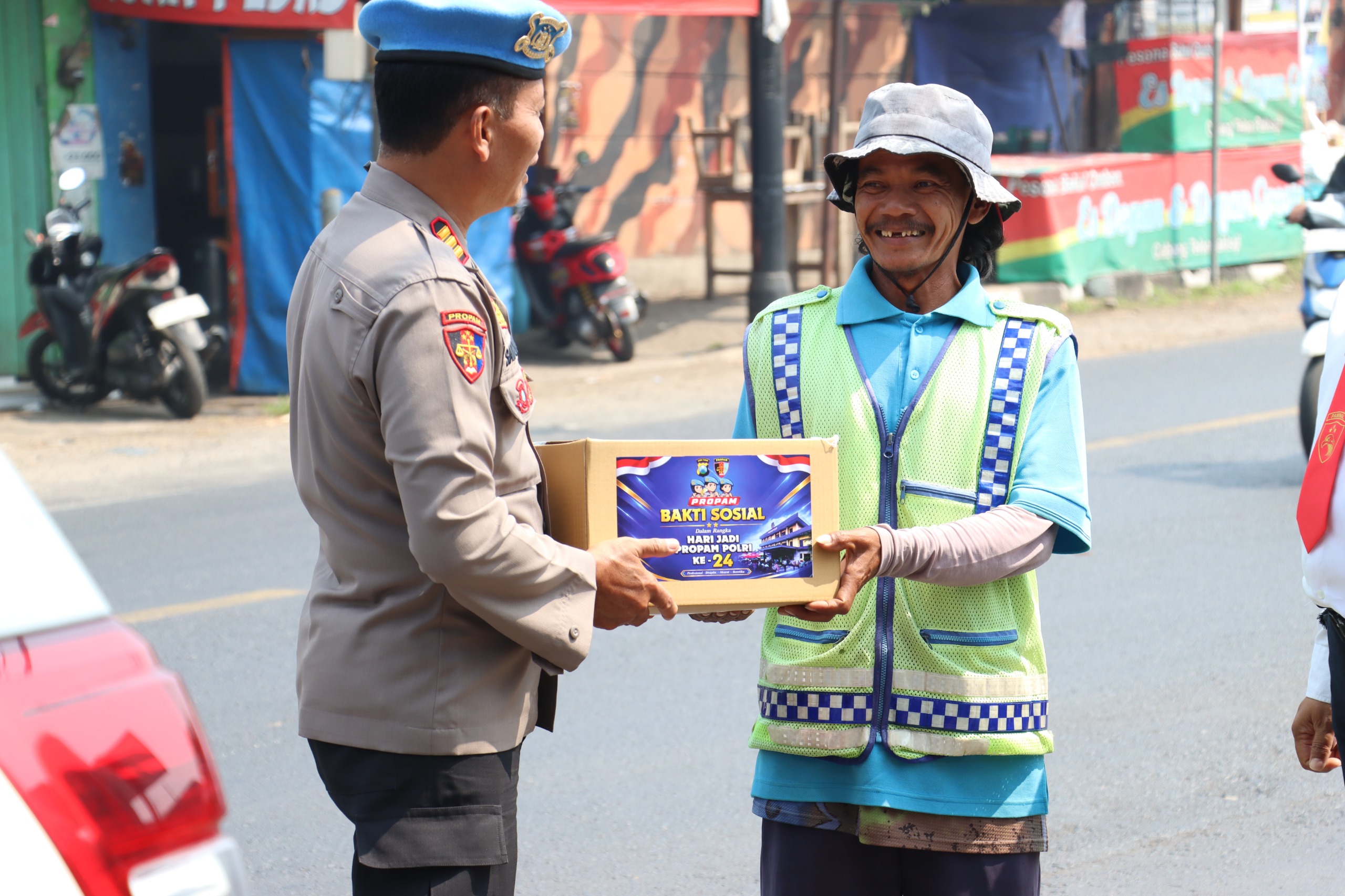HUT ke-24, Sipropam Polres Malang Bagikan Sembako ke Warga hingga Ojol