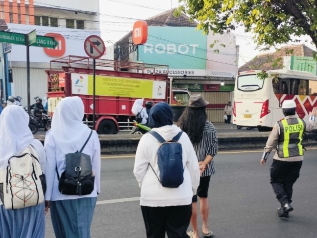 Polres Malang Tingkatkan Patroli Pagi, Bantu Warga di Tengah Aktivitas Pagi