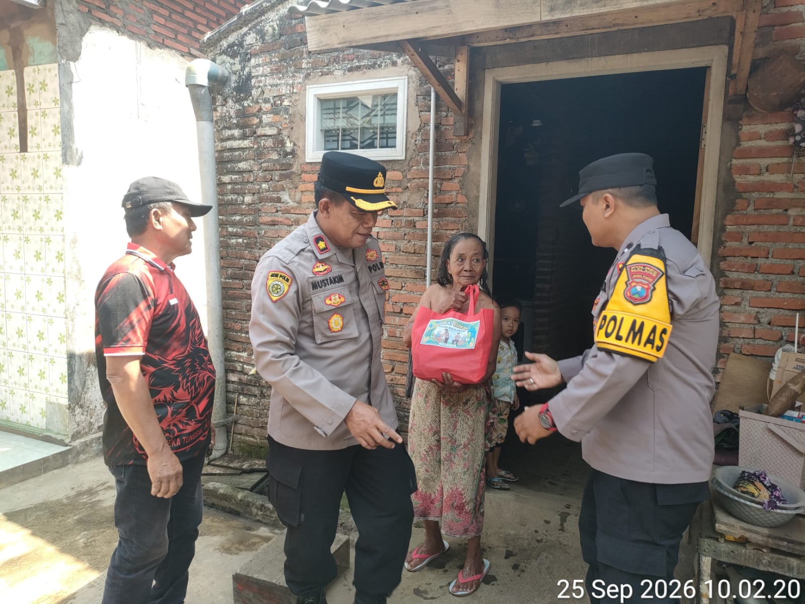 Dekat dengan Warga, Bhabinkamtibmas Polres Malang Salurkan Bansos bagi yang Membutuhkan