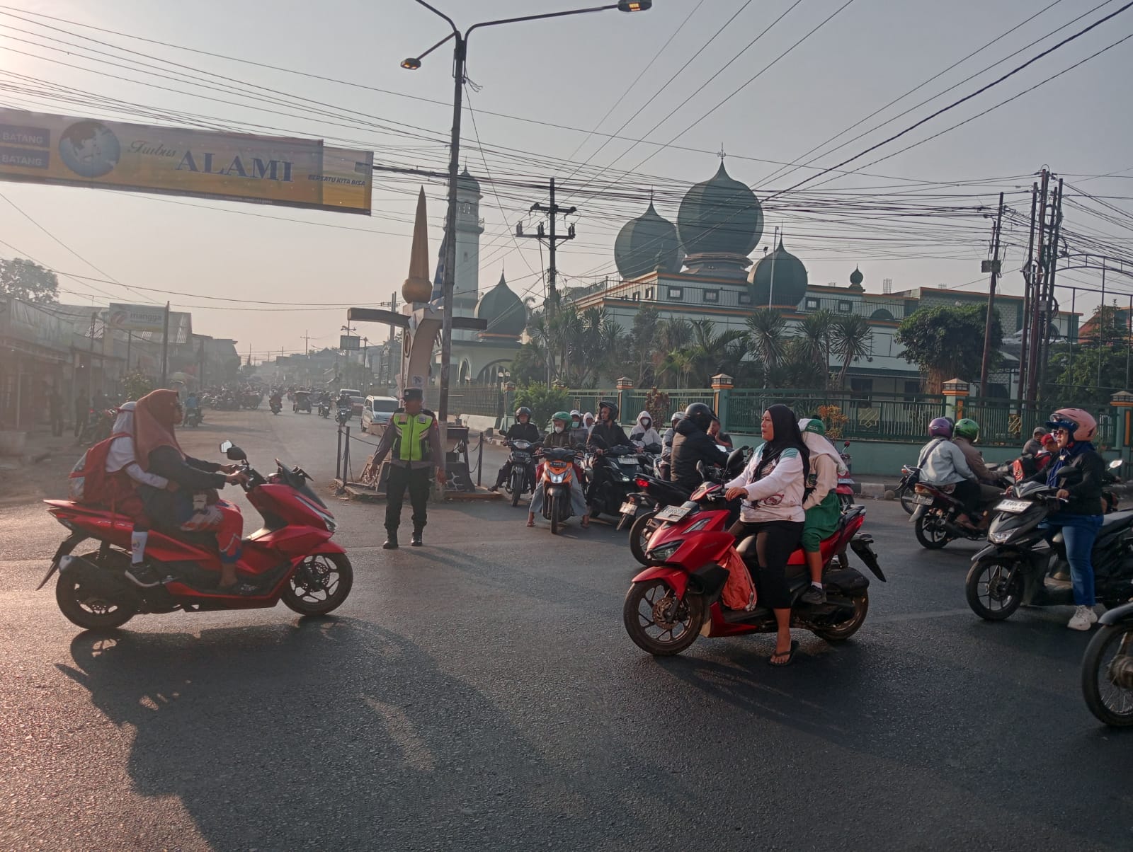 Polisi Turun ke Jalan Pagi Hari, Polres Malang Bantu Warga Beraktivitas