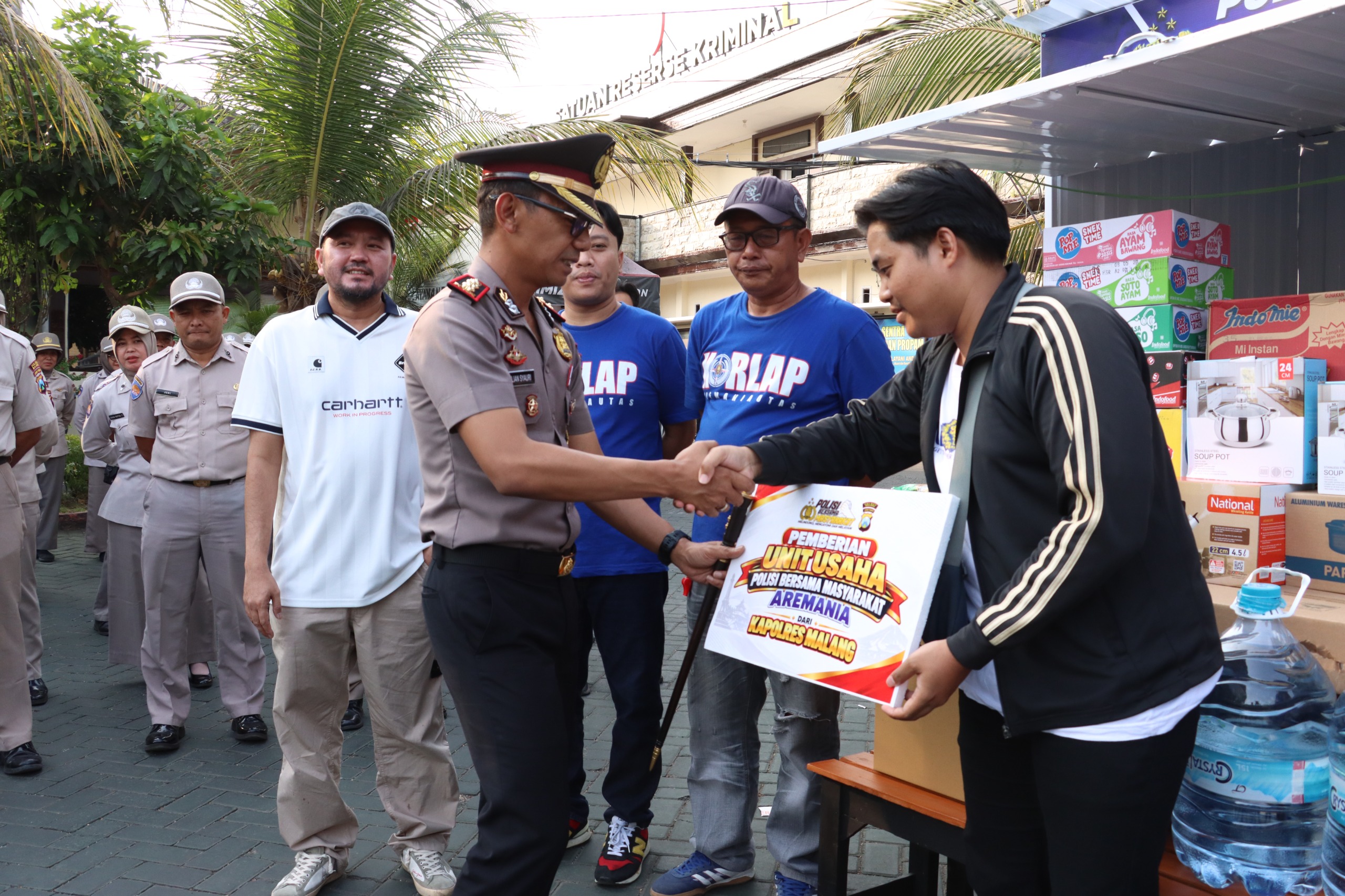 Polisi Bersama Masyarakat, Polres Malang Serahkan Bantuan Rombong UMKM ke Aremania