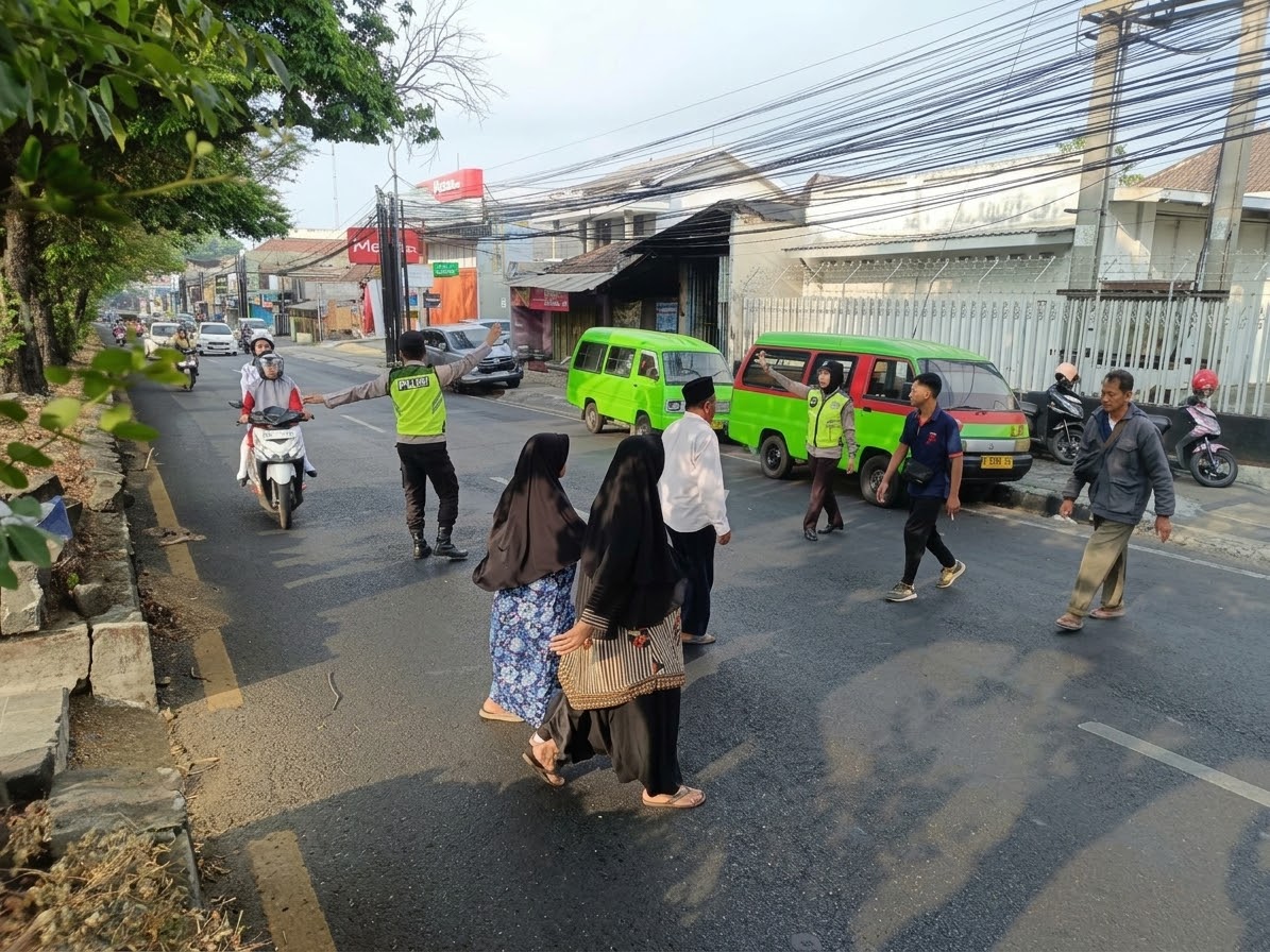 Polisi Hadir di Jam Sibuk Pagi, Anak Sekolah Dibantu Menyeberang