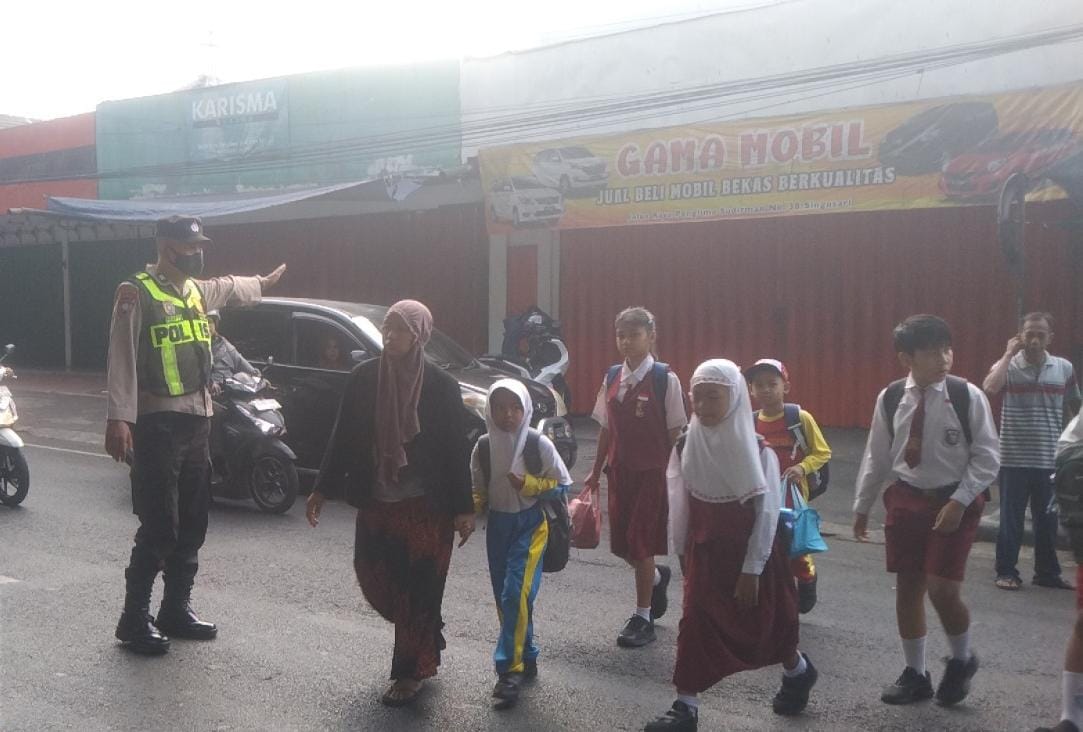 Patroli Pagi Ditingkatkan, Polres Malang Bantu Warga dan Anak Sekolah