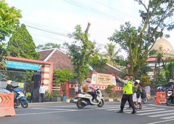Polisi Hadir Sejak Pagi, Aktivitas Pelajar di Malang Dikawal