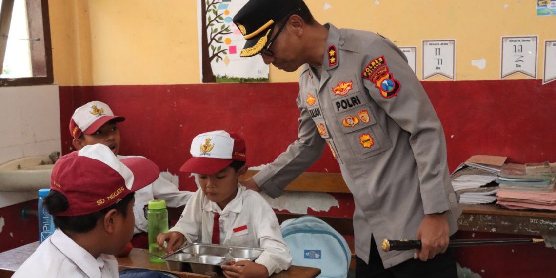 Kapolres dan Ketua YKB Cabang Malang Cek Pelaksanaan Pilot Project MBG Prasmanan, Pastikan Makanan Siswa Aman dan Berkualitas