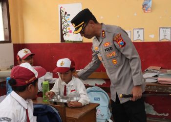 Kapolres dan Ketua YKB Cabang Malang Cek Pelaksanaan Pilot Project MBG Prasmanan, Pastikan Makanan Siswa Aman dan Berkualitas