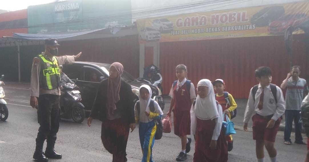 Patroli Pagi Ditingkatkan, Polres Malang Bantu Warga dan Anak Sekolah