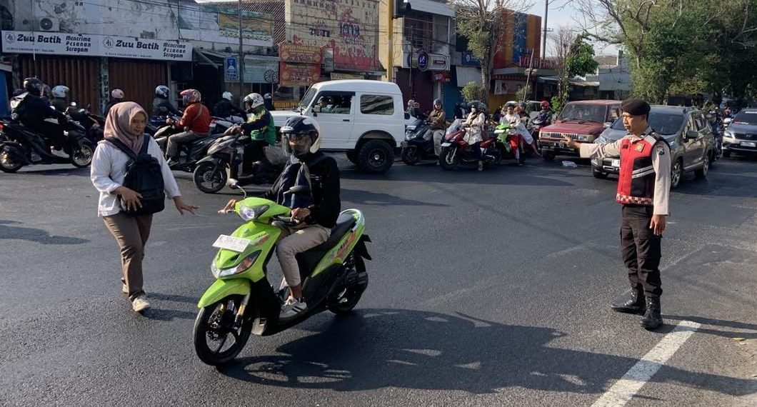 Pagi Hari, Polisi Polres Malang Bantu Anak Sekolah dan Warga Beraktivitas